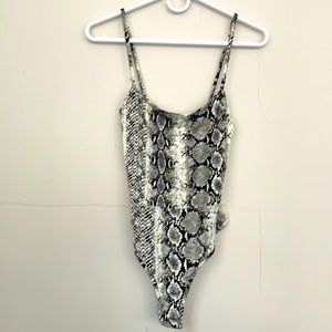 Pretty Little Thing Gray Snake Print Bodysuit, Size 4